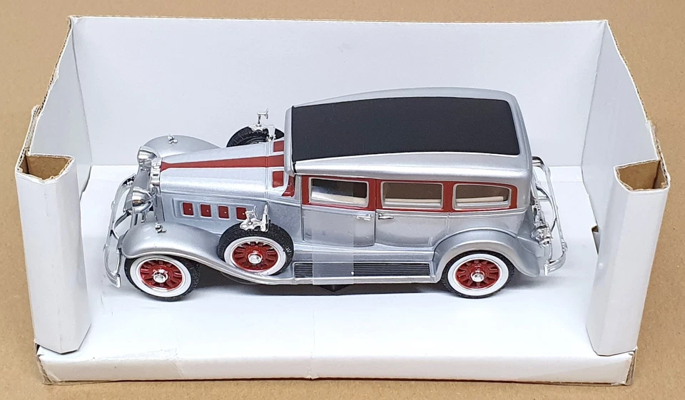 Anson 1/32 Scale Diecast 10101 - 1931 Peerless - Silver/Red - Image 4 of 4