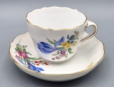Meissen Porzellan 2-tlg. Mokka Gedeck, Blumen Malerei Jubiläums Schwerter Marke