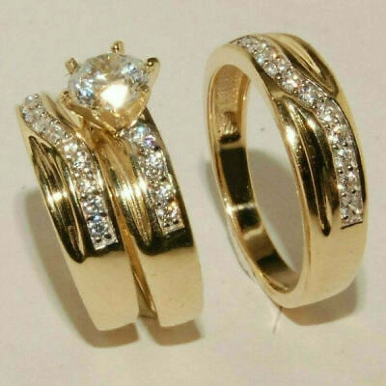 Juego de anillos nupciales redondos de diamantes simulados de 2,40 quilates enchapados en oro de plata 925 Foto 2 de 3