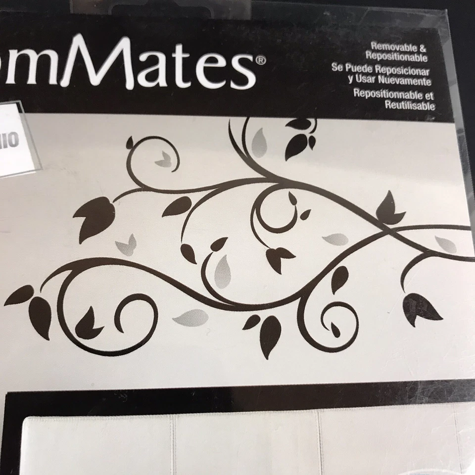 Calcomanías de pared RoomMates negras con hojas de aluminio pelar y pegar Foto 2 de 4