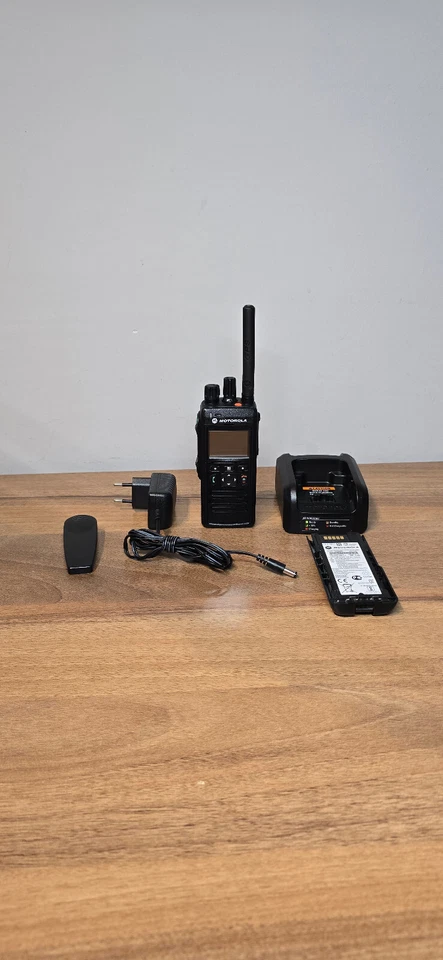 Motorola MTP3500  TETRA radio  350-470 MHZ  mit Handmikrofon bluetooth - Bild 2 von 4