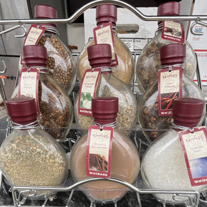 Shonfeld's 9 Glass Spice Jar Freestanding Rack Set with Lid, Clear/Red