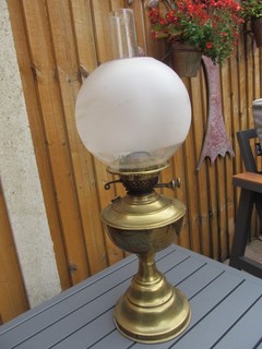 ANTIKE / VINTAGE MESSING ÖLLAMPE MIT GLASKAMIN & GLASSCHIRM British Made