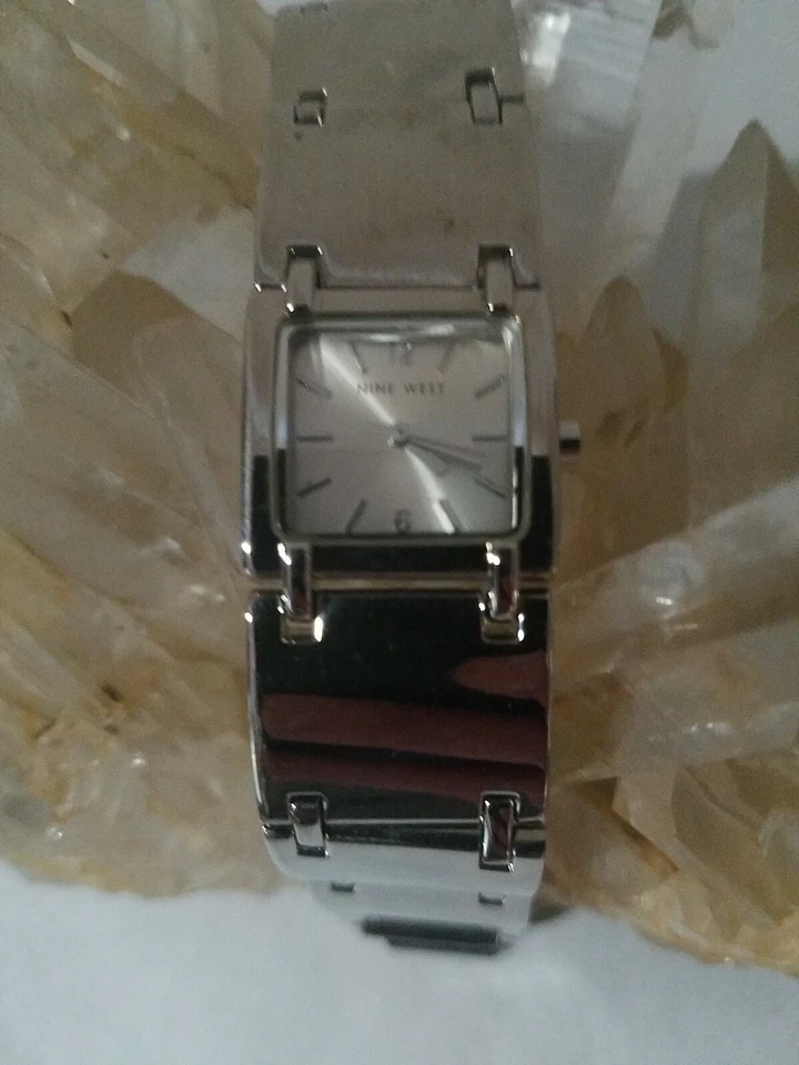 Reloj pulsera Nine West panel plata con batería nueva Foto 2 de 4