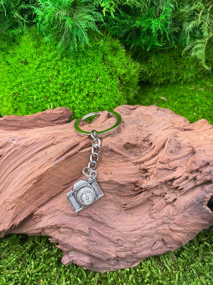 Fotocamera Cam Con Cristallo Lente Portachiavi Argento Metallo - Immagine 4 di 4