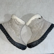 Bogs Women’s Ankle Boots Size 8 M Beige Fabric Warmth Winter Snow 