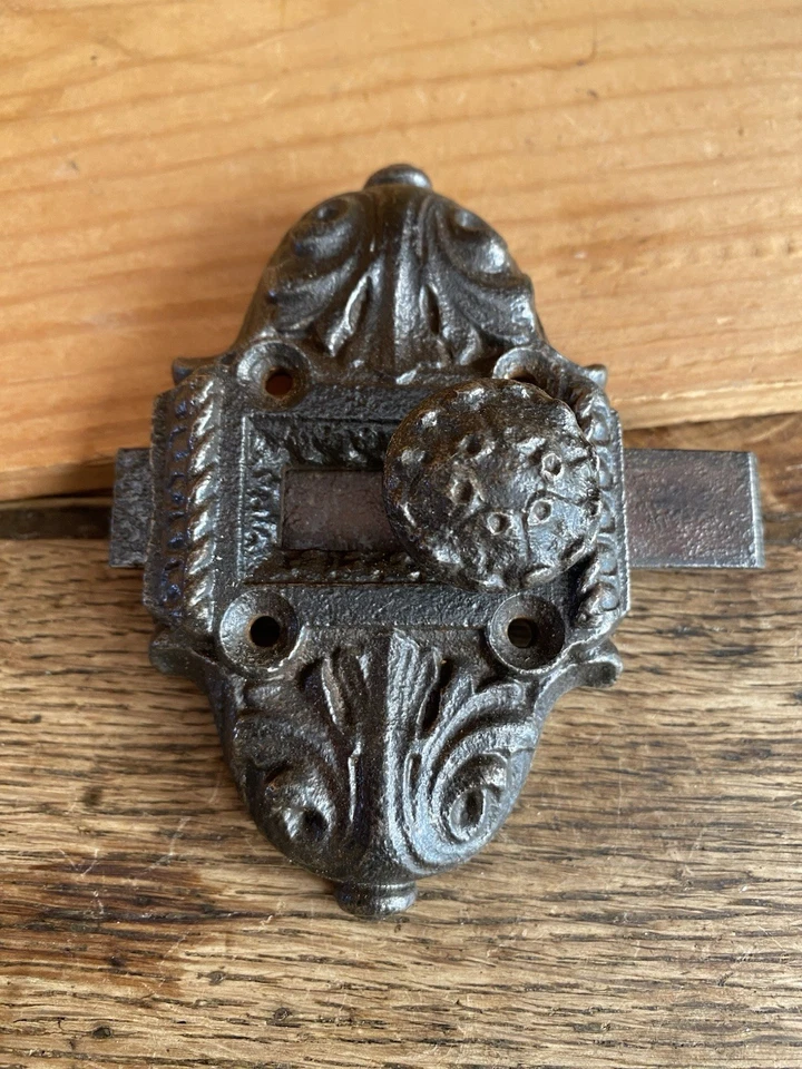 Ancienne targette, clenche en fonte décorée. - Photo 1/4