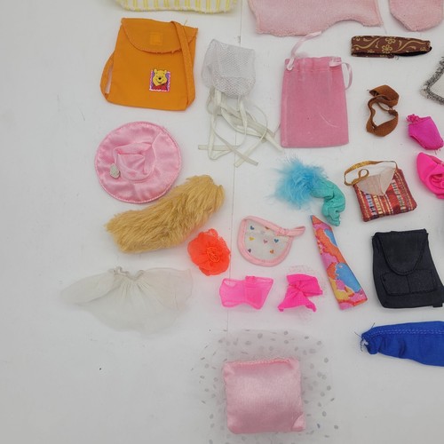 Lotto accessori bambola Barbie vintage asciugamani cappelli borse - Foto 2 di 5