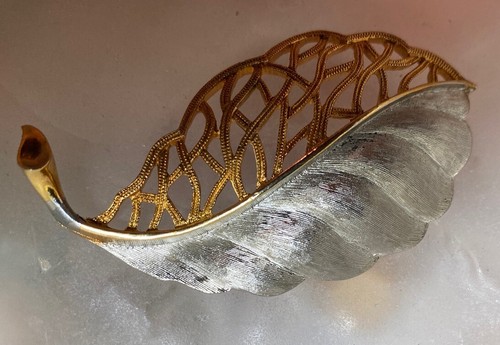 Vintage JJ Jonette Brooch 2 Toned Enamel White Frosted Gold-toned Signed 2.5” - Picture 9 of 15