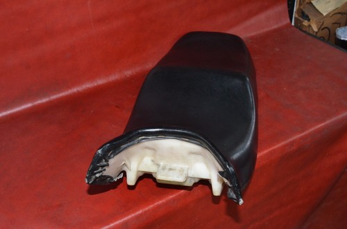 Vtg Orig 1988-1997 Suzuki GSX 750 Katana Saddle Seat 2-up Bench OEM 45100-20C10 - Picture 2 of 17
