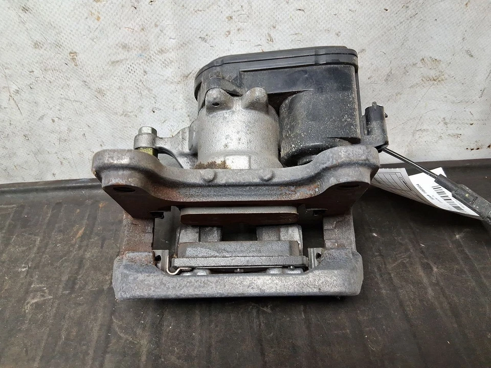 Pinza trasera izquierda conductor 85138730 para Chevrolet Suburban 1500 2025 3078755 Foto 3 de 4