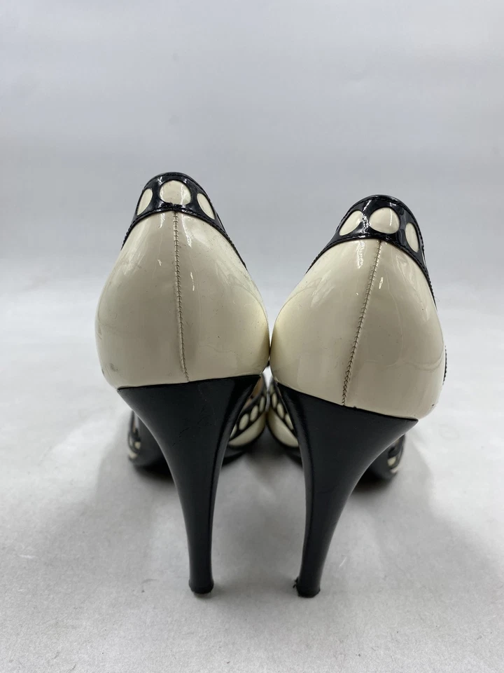 Bomba de tacón alto Emporio Armani charol blanco negro con hebilla W 9,5 Foto 4 de 4