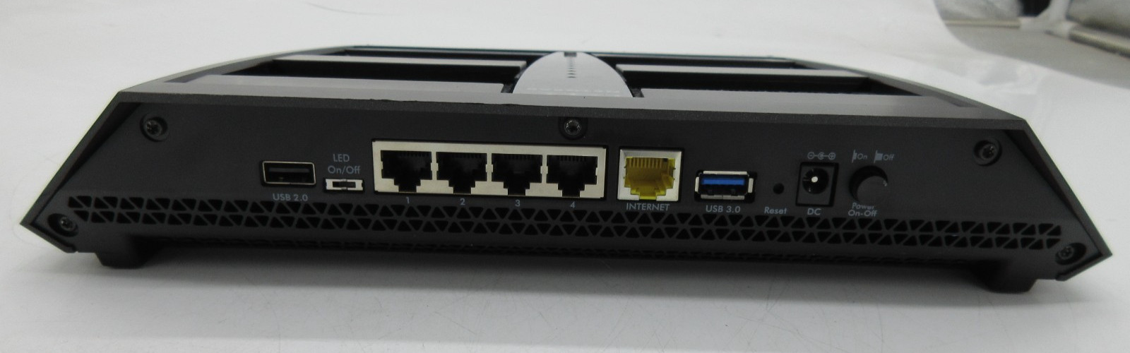 NETGEAR Nighthawk X6 AC3200 Tri-Band WiFi Router 3200Mbps VPN 4 LAN Ports R8000