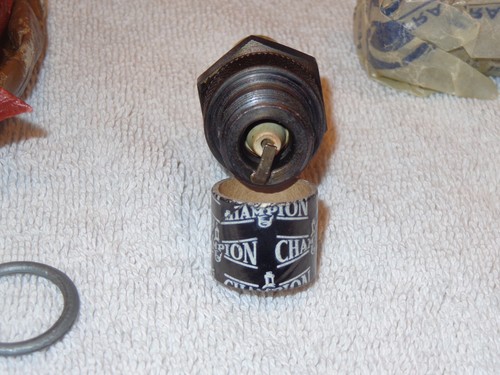 ( 1 ) .. ‘NOS’ Champion 5M Spark Plug ..‘Brass Hat’ .. 2 Ring Design .. USA Made - Picture 11 of 18
