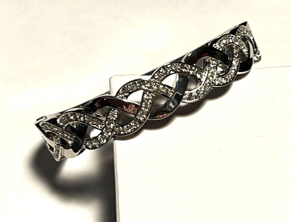 Puño de circonita cúbica chapado en rodio 7 3/4" Foto 2 de 4