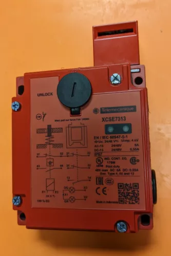 Schneider-Telemacanique XCSE7313 Door Safety Limit Switch 24V NIB (NO KEY)