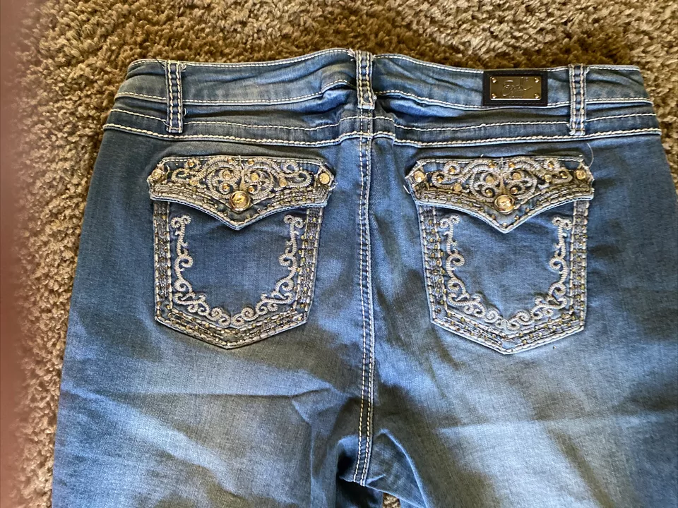 EARL JEAN Rhinestone Bling Pocket Cuffed Blue Denim CAPRIS Women's Size 16P - Image 4 of 4