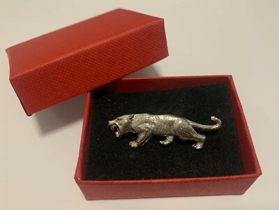 SÄBELZAHN TIGER ZINN ANSTECKNADEL ABZEICHEN BROSCHE REVERS ROT GESCHENKBOX GEBURTSTAGE WEIHNACHTEN 