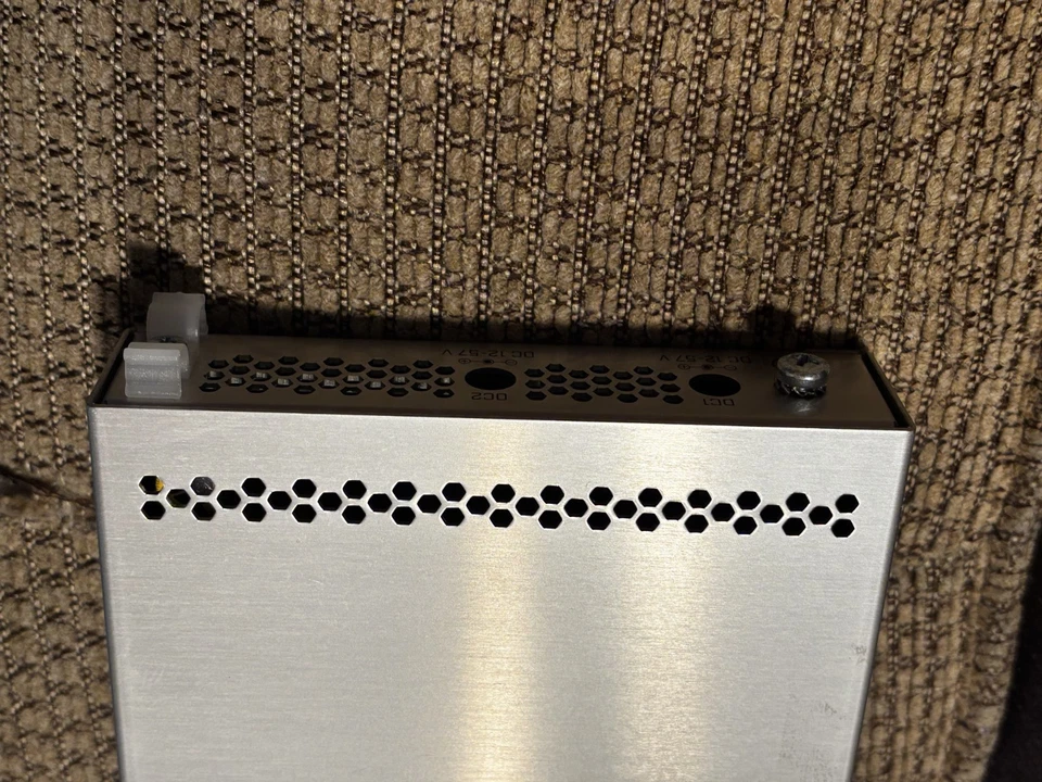 Mikrotik CRS305-1G-4S+IN Cloud Router Switch 4xSFP+ 1x GLAN PoE-In RouterOS - Image 2 of 4