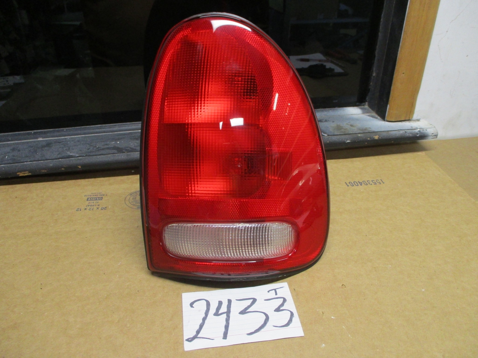 99 00 01 02 03 Dodge Durango PASSENGER Side Used Tail Light #2433-T