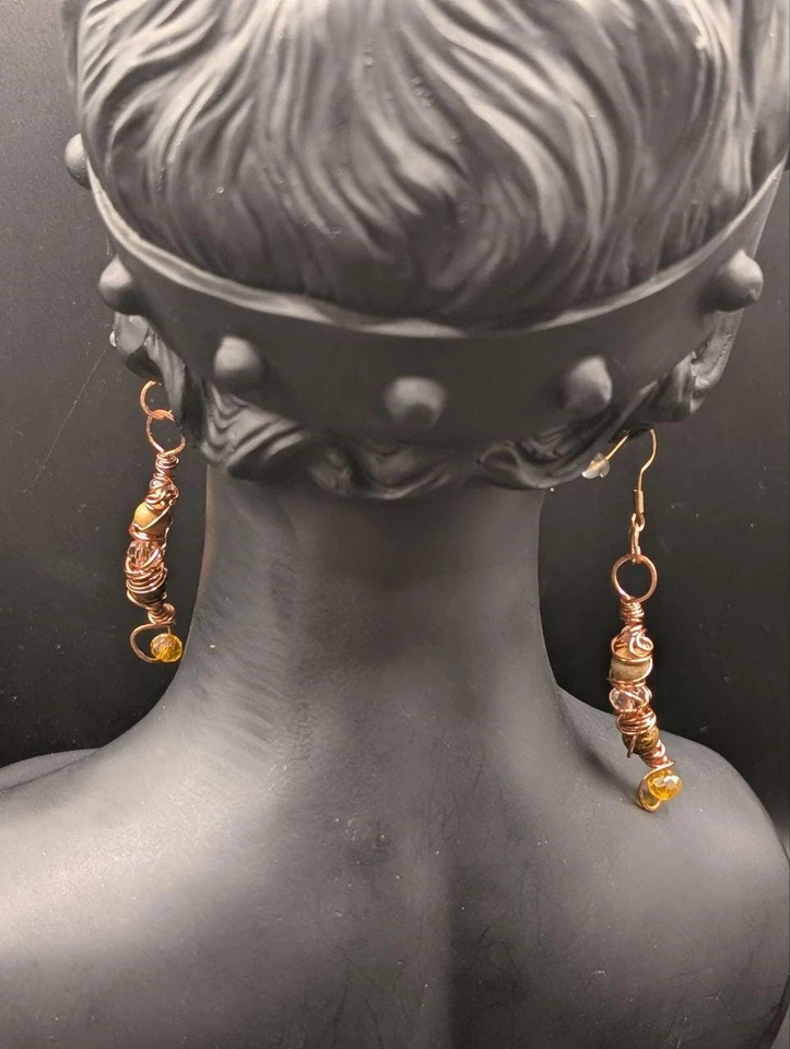 Pendientes hechos a mano envueltos en alambre de cobre ámbar oro cuentas de vidrio, estilo bosque boho Foto 2 de 4