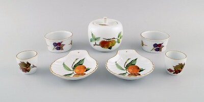 Royal Worcester, England. Sieben Teile Evesham Porzellan mit Früchten.