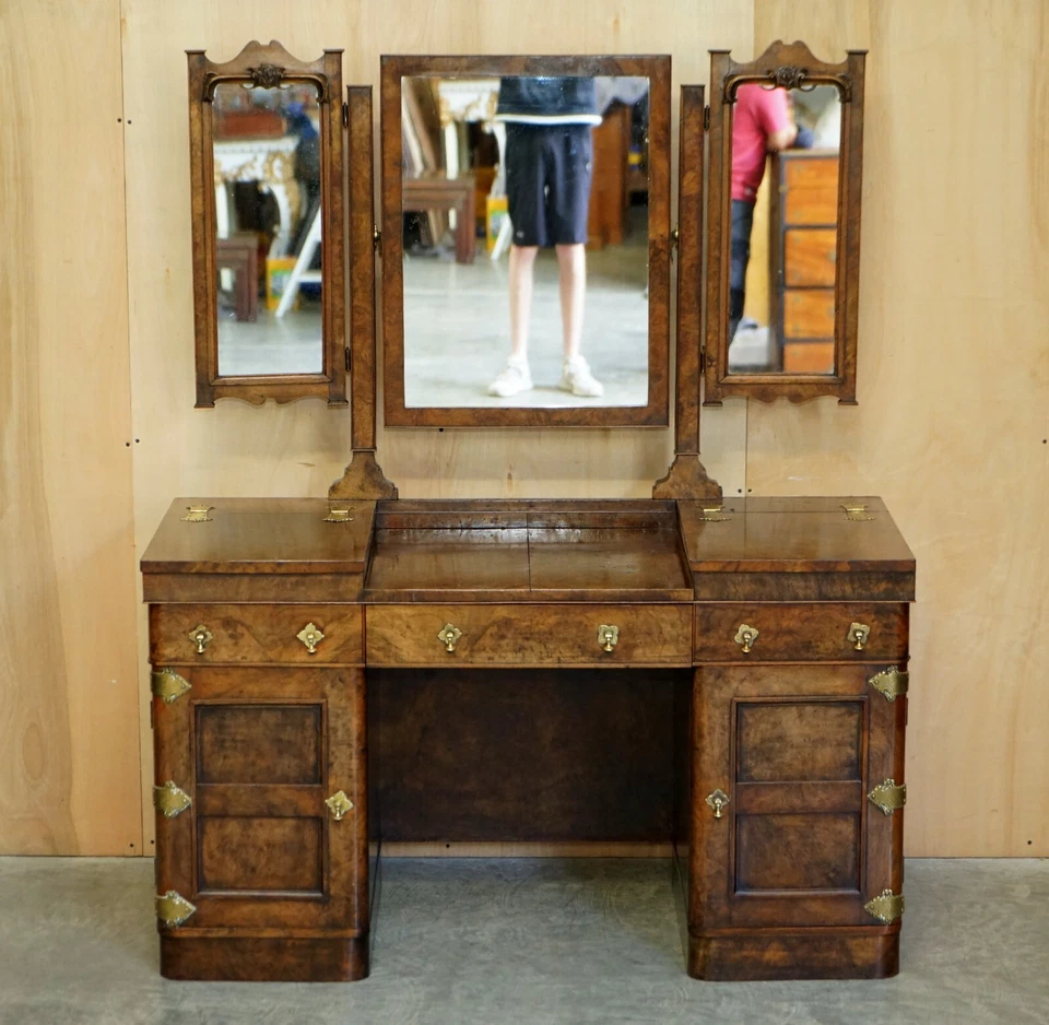 IMPORTANT BURR & BURL GOTHIC ANTIQUE DRESSING TABLE WITH POLISHED BRASS FITTINGS - Image 2 of 4