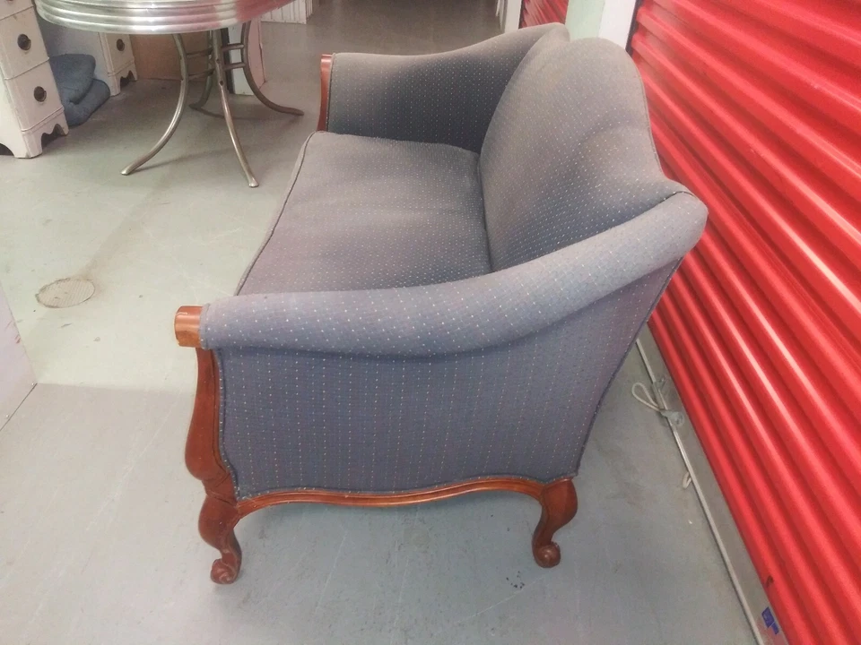 Silla de nogal americano con brazo de trineo francés Foto 3 de 4