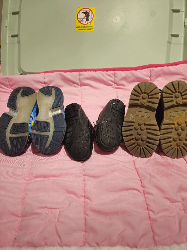 3 piezas de zapatos para niños pequeños. Talla 6. 1 Pr Baby Shark, 1pr vestido negro y 1 Pr botas Foto 3 de 4