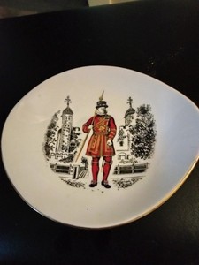 STAFFORDSHIRE  ENGLAND QUEENSBERRY , BONE CHINA.BEEFEATER YEOMAN OF THE GUARD