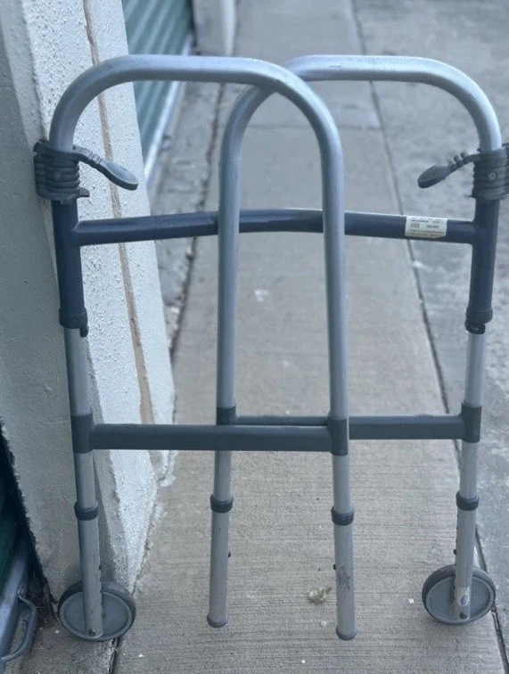 Andador Plegable INVACARE Modelo 6291-A Altura Ajustable Hasta 300 Lb Foto 3 de 4