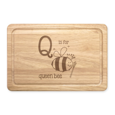 Buchstabe Q steht für Bienenkönigin rechteckiges Schneidebrett aus Holz - Alphabet