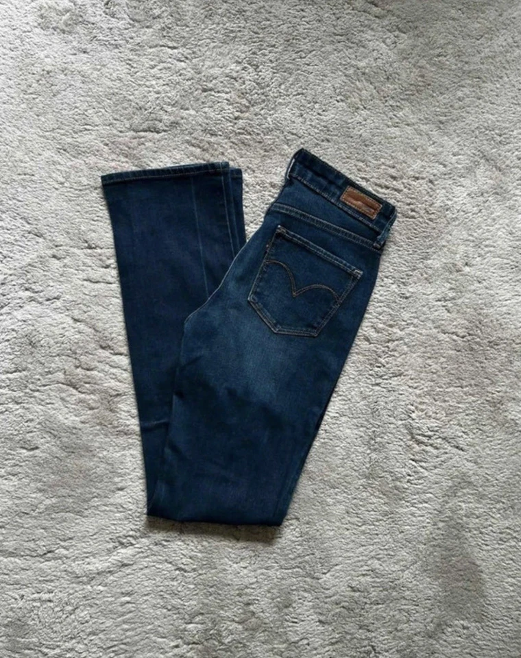 Jean Levi's Femme demi curve, taille W26 L32 - Photo 1/4