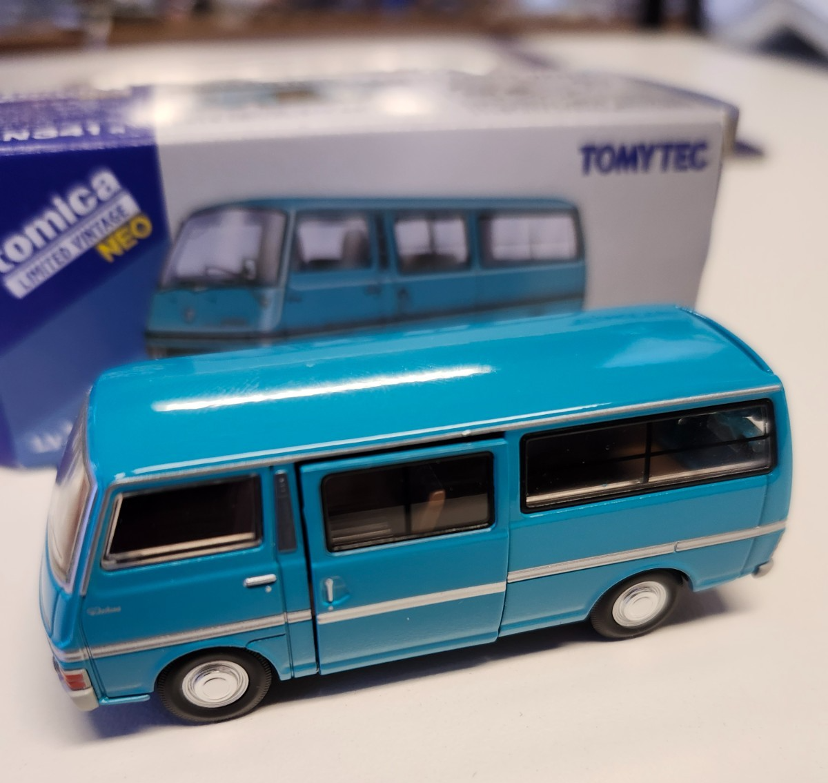 Tomica Limited Vintage NEO Tomytec 1:64 Nissan Homy Long Light Van