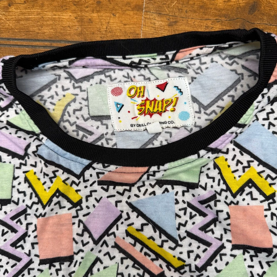 Camisa estampada Oh Snap by Drill Clothing Company rosa geométrica años 90 Foto 4 de 4