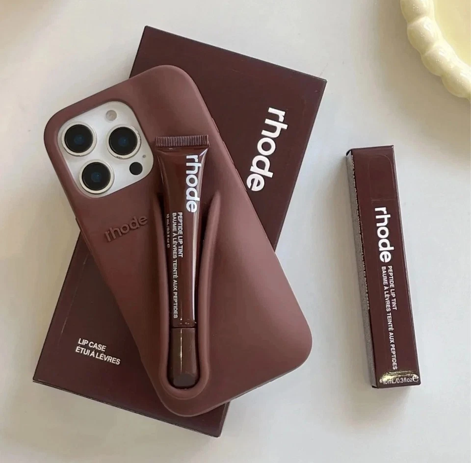 Funda de teléfono de silicona con tinte labial Rhode Peptide CON brillo labial Foto 3 de 4