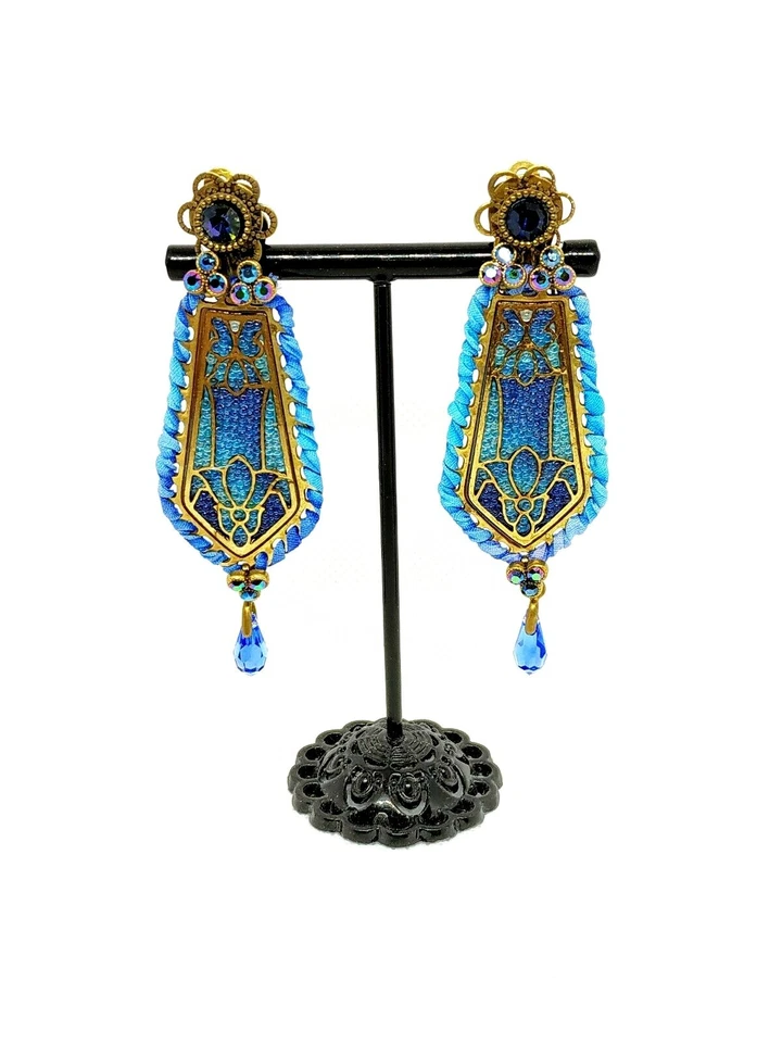 Preciosos pendientes de clip Michal Negrin cristal azul. Foto 4 de 4
