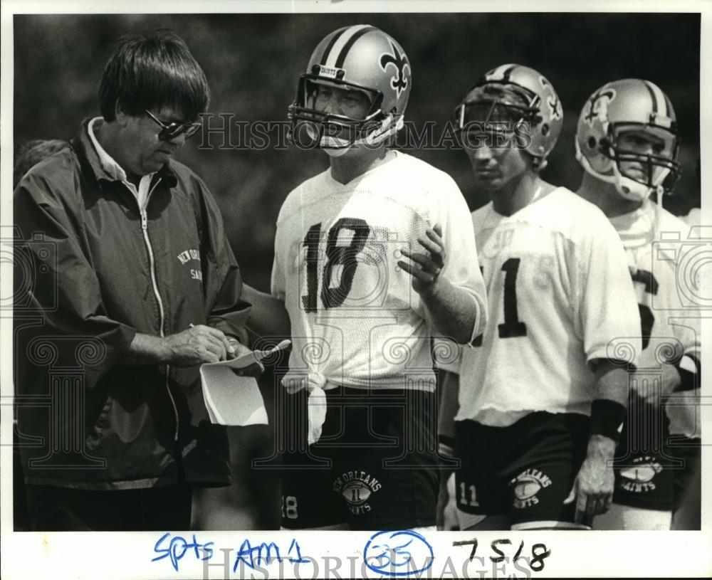 1984 Press Photo New Orleans Saints King Hill talks with players