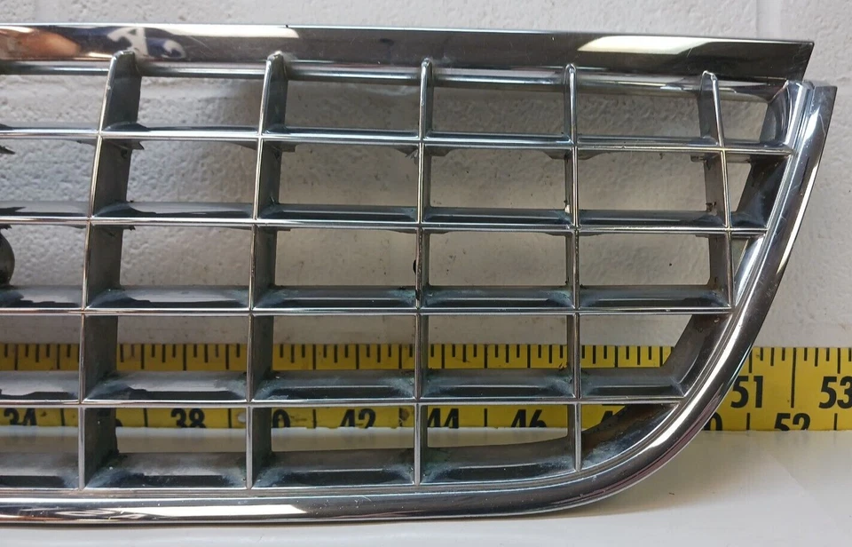 Rejilla cromada usada OEM con emblema 3L24-8200-B 2002-2005 Ford Explorer (G329) Foto 4 de 4