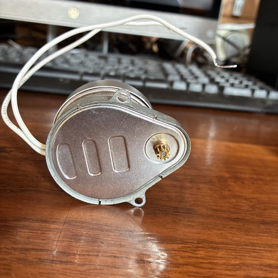 Synchron Clock Motor 630 110V 60HZ 4W 10RPM - Image 3 of 4