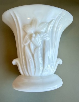 Fenton Silvercrest Daffodil White Milk Glass Vase