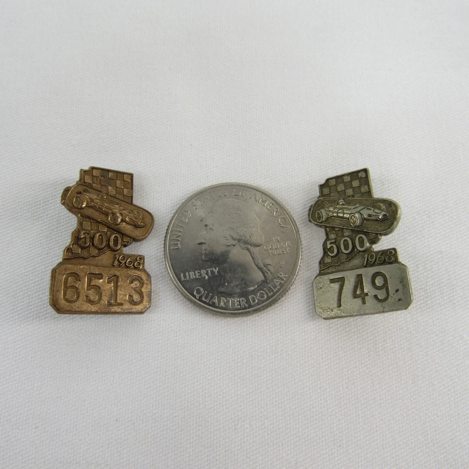 Indianápolis 500 Pit Badge 1968 bronce #6513 y plata #749 ganador Bobby Our Foto 2 de 4