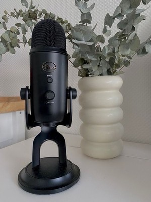 Logitech Blue Yeti Blackout Edition USB Condenser Microphone