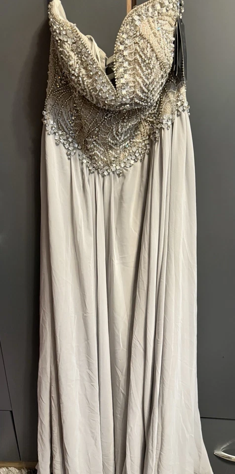 Vestido de noche Terani Couture para mujer talla 12 plateado con cuentas concurso de graduación 1611P2071A Foto 2 de 3