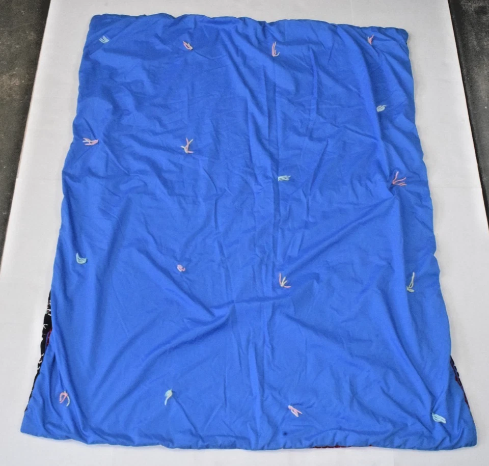 Manta Cuna Vintage Años 80 Rojo Azul Elegante Carrusel Caballo Edredón 48 X 38 Pulgadas ÚNICA EN SU CLASE Foto 3 de 4