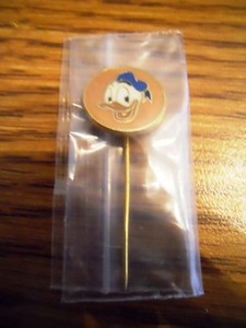 Vintage 1970s Disney Donald Duck Yellow stick pin