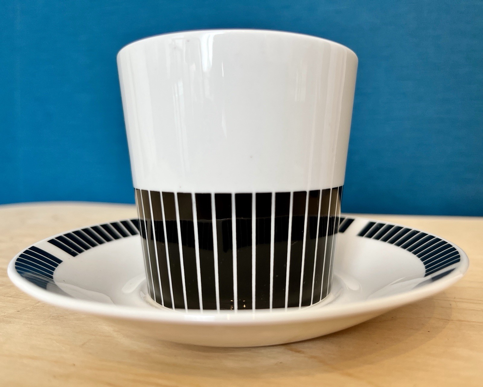 Royal Osborne Black & White Bone China Tea Cups & Saucers Set of 4 1960s image 7