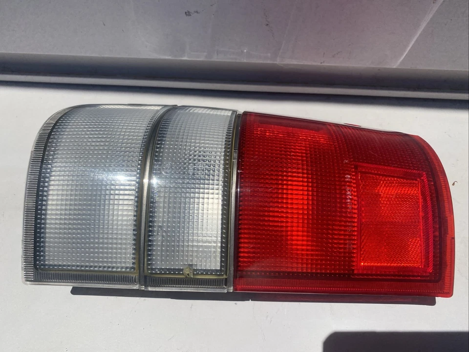 2000 - 2002 年五十铃部队讴歌 SLX 乘客右侧尾灯切片 — 第 4/4 张图片