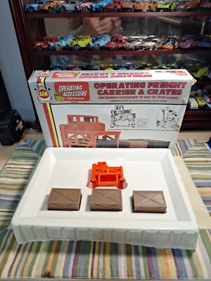 AHM HO Scale Operating Freight Carrier & Crates Kit No. 11010 VGC in Box