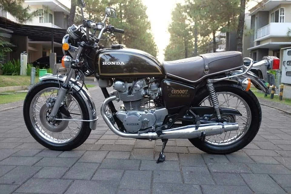 Honda CB500T 1974-1976 Twin Solo único bajo perfil metal café asiento corredor negro. Foto 4 de 4